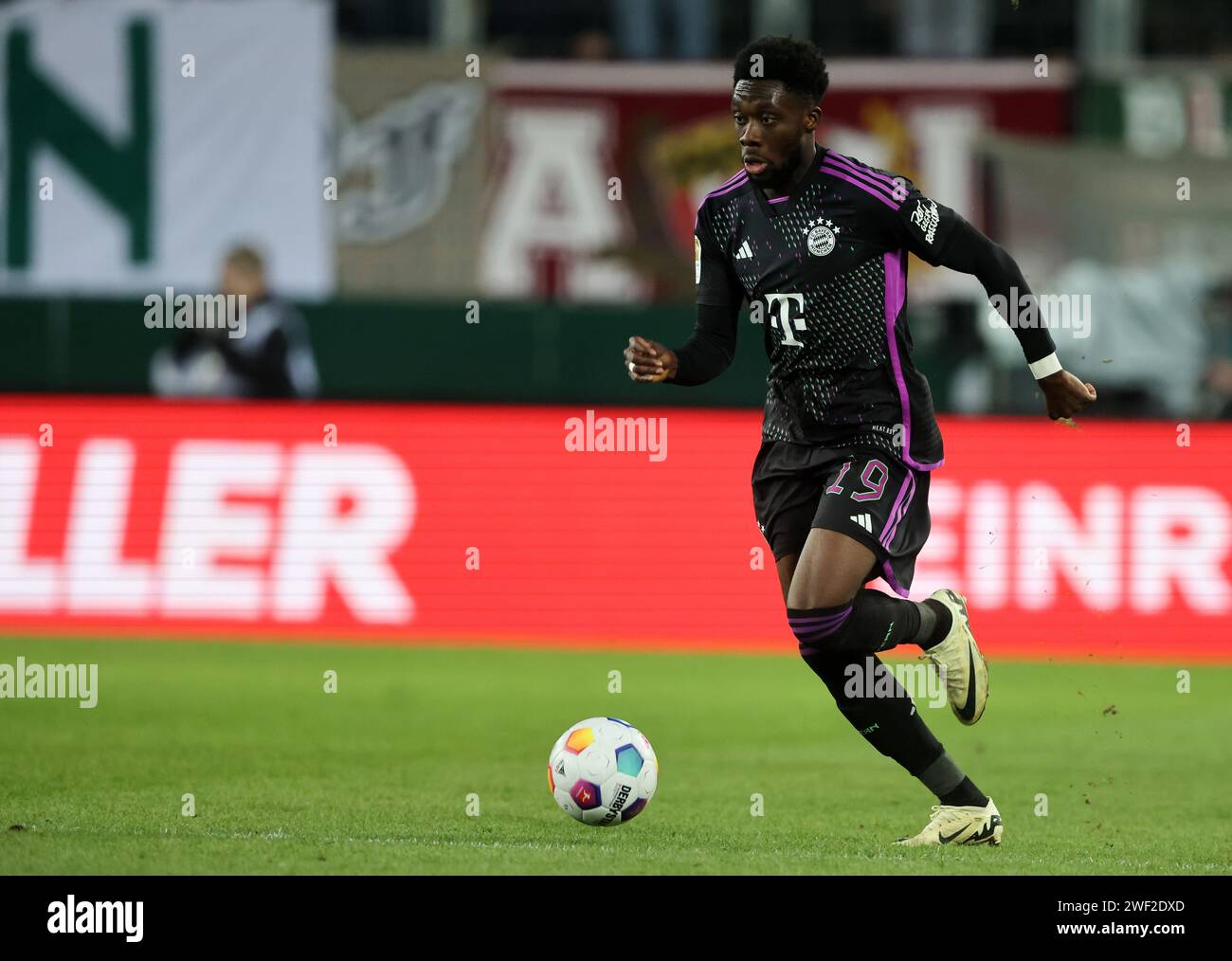 Alphonso Davies von Bayern München FC Augsburg FC Bayern MŸnchen 2:3 27.1.2024 Fußball 1 . Bundesliga Saison 2023 / 2024 © diebilderwelt / Alamy Stock Stockfoto