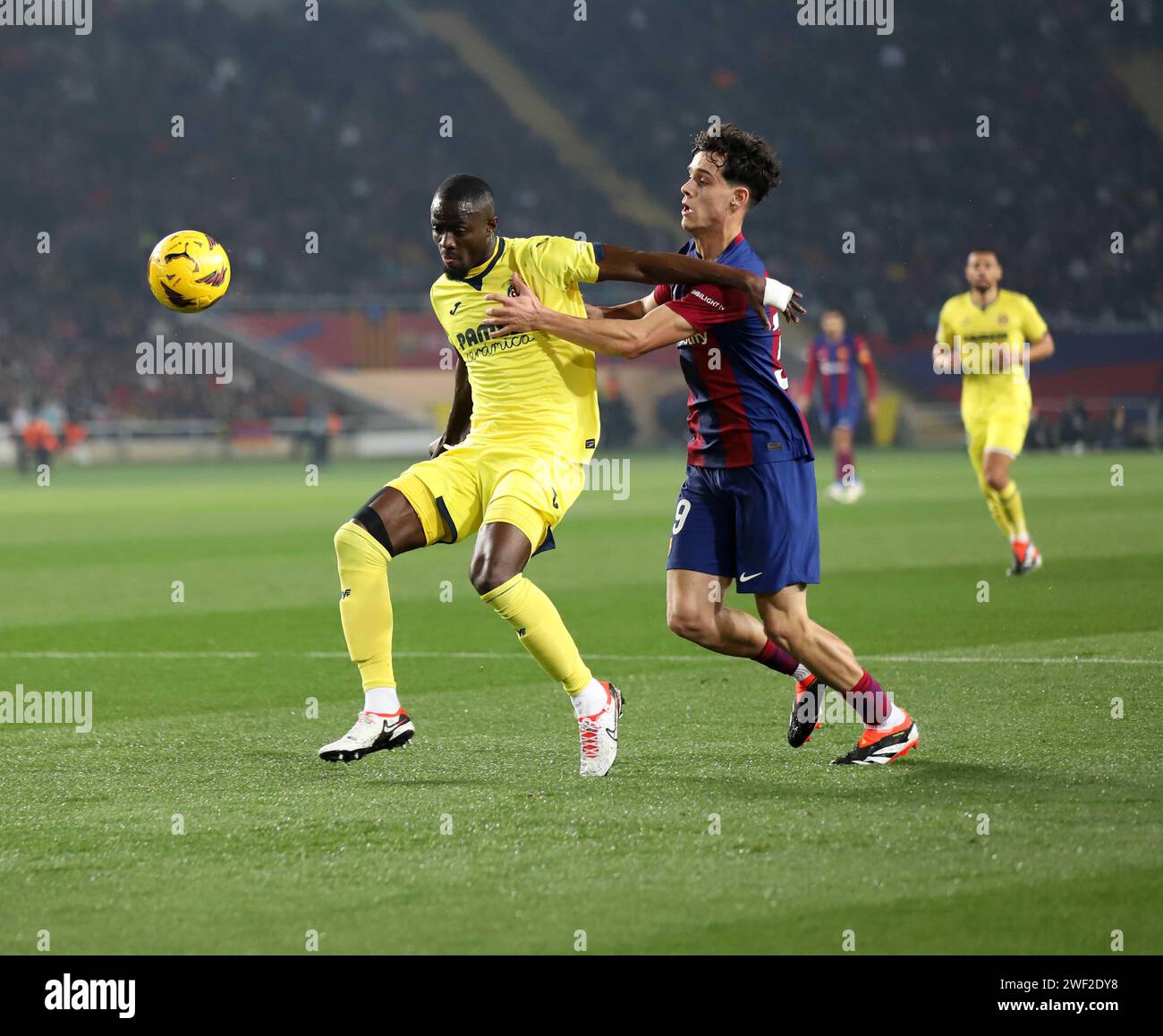 Barcelona, Spanien. Januar 2024. HECTOR FORT vom FC Barcelona, Right und ERIC BAILLY von Villarreal CF kämpfen um den Ball während der La Liga EA Sports zwischen dem FC Barcelona und Villarreal CF bei der Estadi Olimpic Lluis Company in Barcelona. (Kreditbild: © Xavi Urgeles/ZUMA Press Wire) NUR REDAKTIONELLE VERWENDUNG! Nicht für kommerzielle ZWECKE! Quelle: ZUMA Press, Inc./Alamy Live News Stockfoto