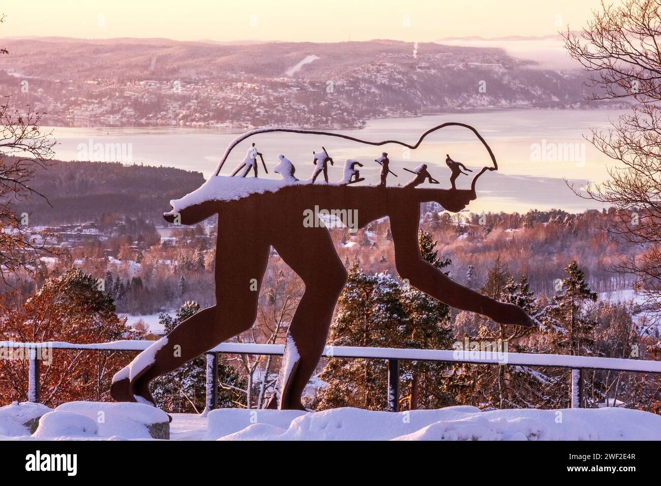 Skiskulptur im Holmenkollen, Oslo, Norwegen, Blick über den Oslofjord Stockfoto