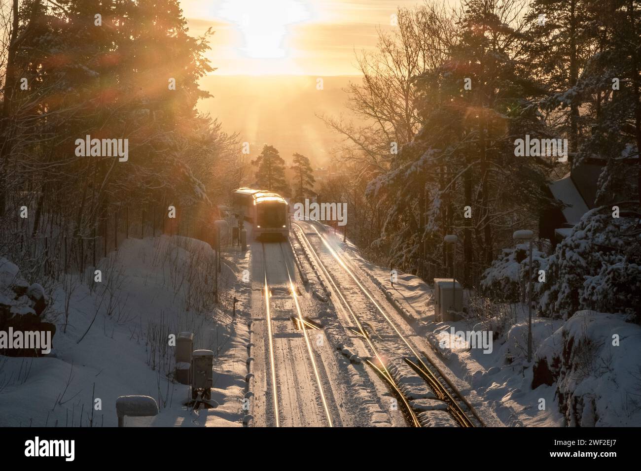 Im Winter fährt die U-Bahn bis zur Haltestelle Holmenkollen in Oslo, Norwegen Stockfoto