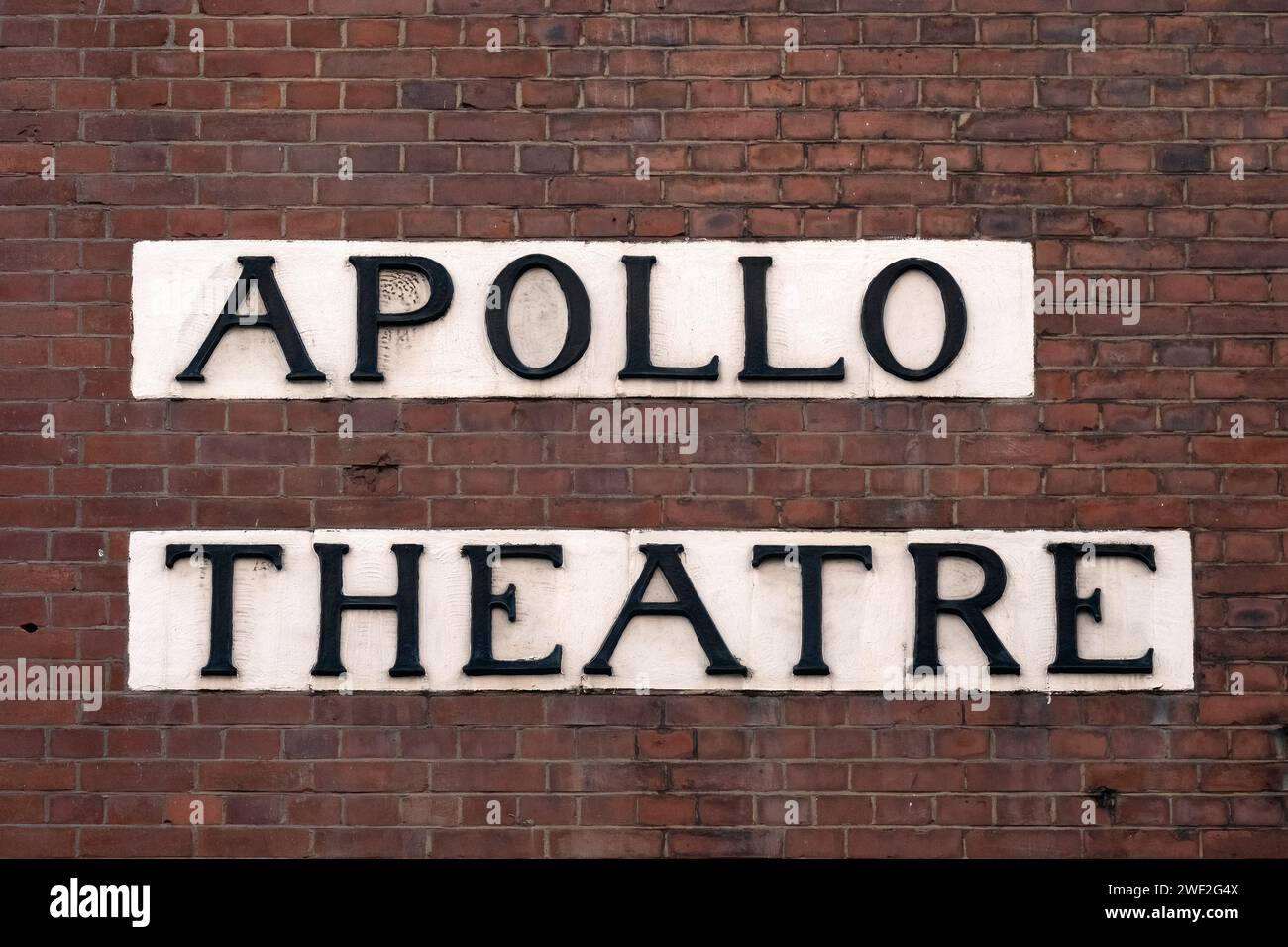 LONDON, Großbritannien - 27. JANUAR 2024: Schild vor dem Apollo Theatre im West End Stockfoto