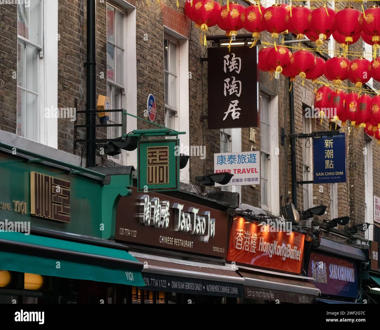 LONDON, Großbritannien - 27. JANUAR 2024: Schilder und chinesische Laternen in Lisle Street, Chinatown, Soho Stockfoto