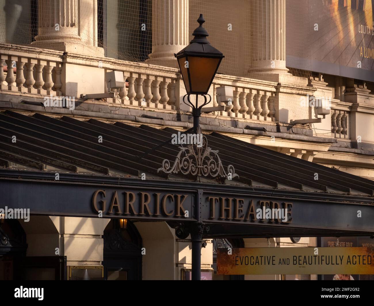 LONDON, Großbritannien - 27. JANUAR 2024: Schild vor dem Garrick Theatre an der Charing Cross Road Stockfoto