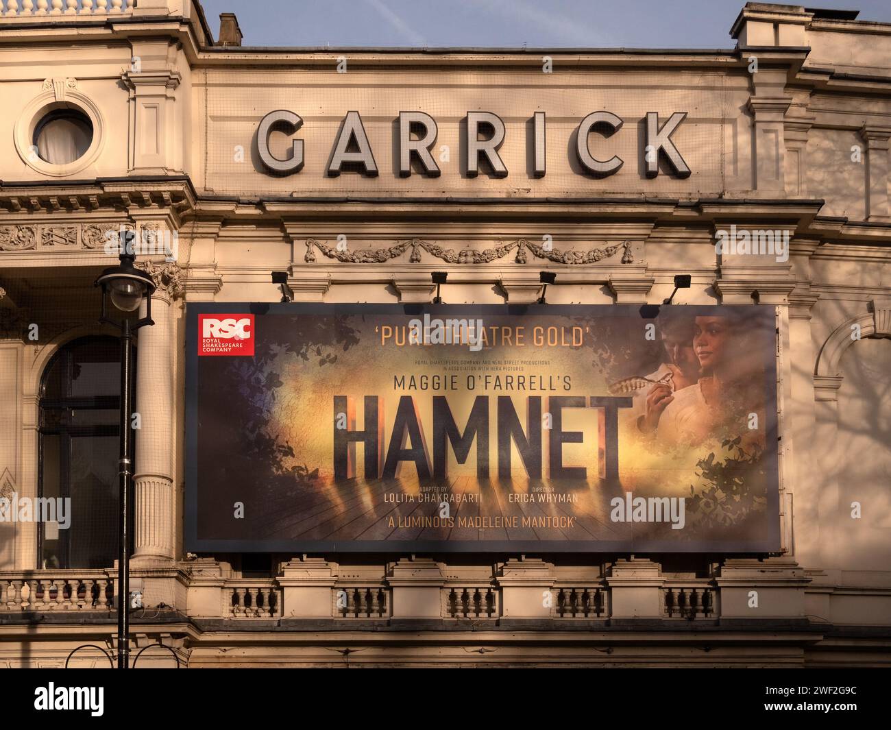 LONDON, Großbritannien - 27. JANUAR 2024:b Außenfassade des Garrick Theatre mit Schild und Poster für Hamnet Stockfoto