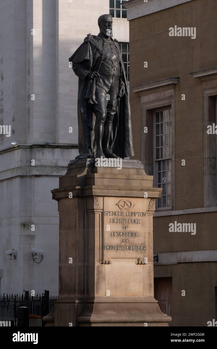 LONDON – 27. JANUAR 2024: Statue des britischen Staatsmannes Spencer Compton Cavendish, 8. Duke of Devonshire auf Whitehall mit Inschrift Stockfoto
