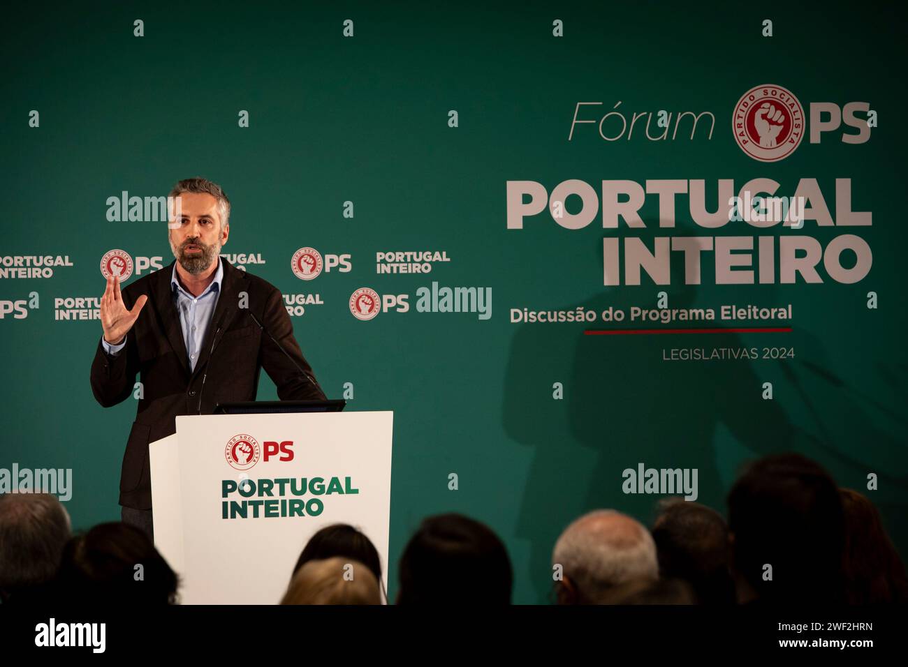 Porto, Portugal. Januar 2024. Der Generalsekretär der Sozialistischen Partei, Pedro Nuno Santos, spricht in der Schlusssitzung im Forum Portugal Inteiro, als Teil der Vorbereitung und Diskussion der Ideen für das Wahlprogramm, das die PS bei den Parlamentswahlen am 10. März in Alfandega do Porto vorlegen wird. (Foto: Rita Franca/SOPA Images/SIPA USA) Credit: SIPA USA/Alamy Live News Stockfoto