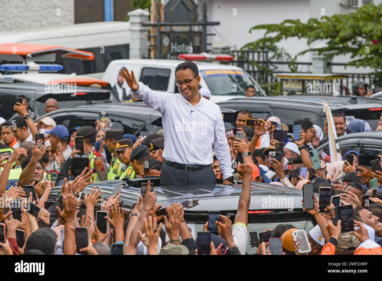 Aceh, Indonesien - Januar 2024: Präsidentschaftskandidat Anies Baswedan (und Ehefrau) begrüßte seine Anhänger während seines Wahlkampfes in Banda Aceh. Stockfoto