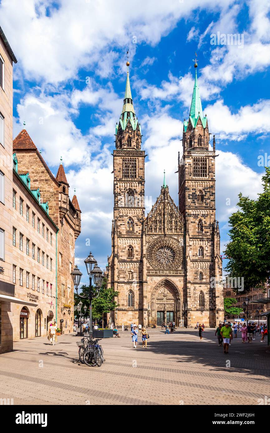 Westfassade von St.. Lorenzkirche in Nürnberg, dominiert von den beiden Türmen mit einer 9 Meter hohen Rosenscheibe. Stockfoto