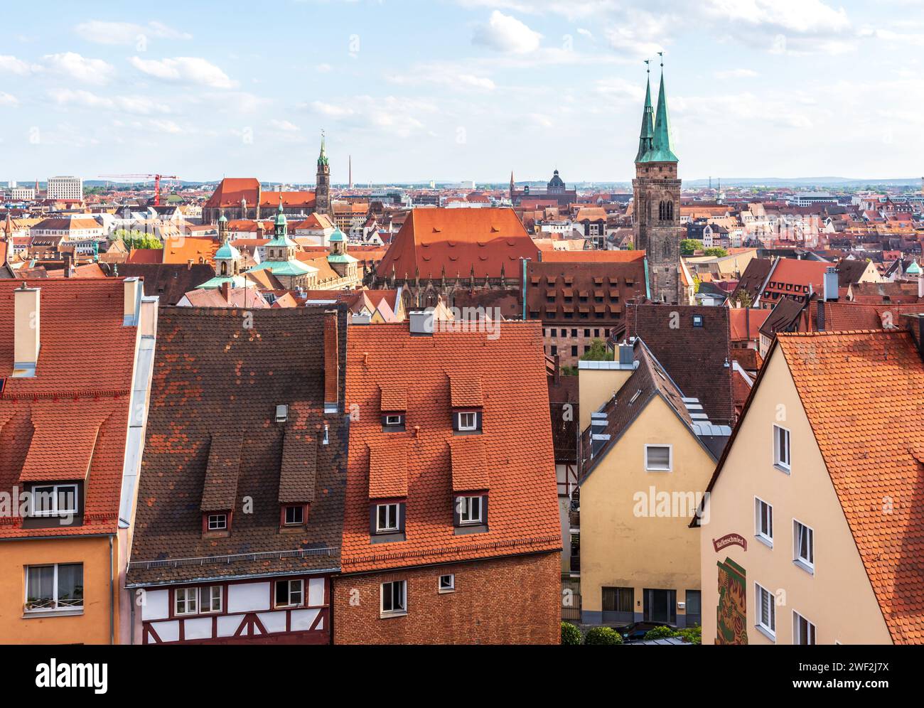 Stadtbild der roten Ziegeldächer der Nürnberger Altstadt mit St. Sebalduskirche und St. Lorenzkirche. Stockfoto