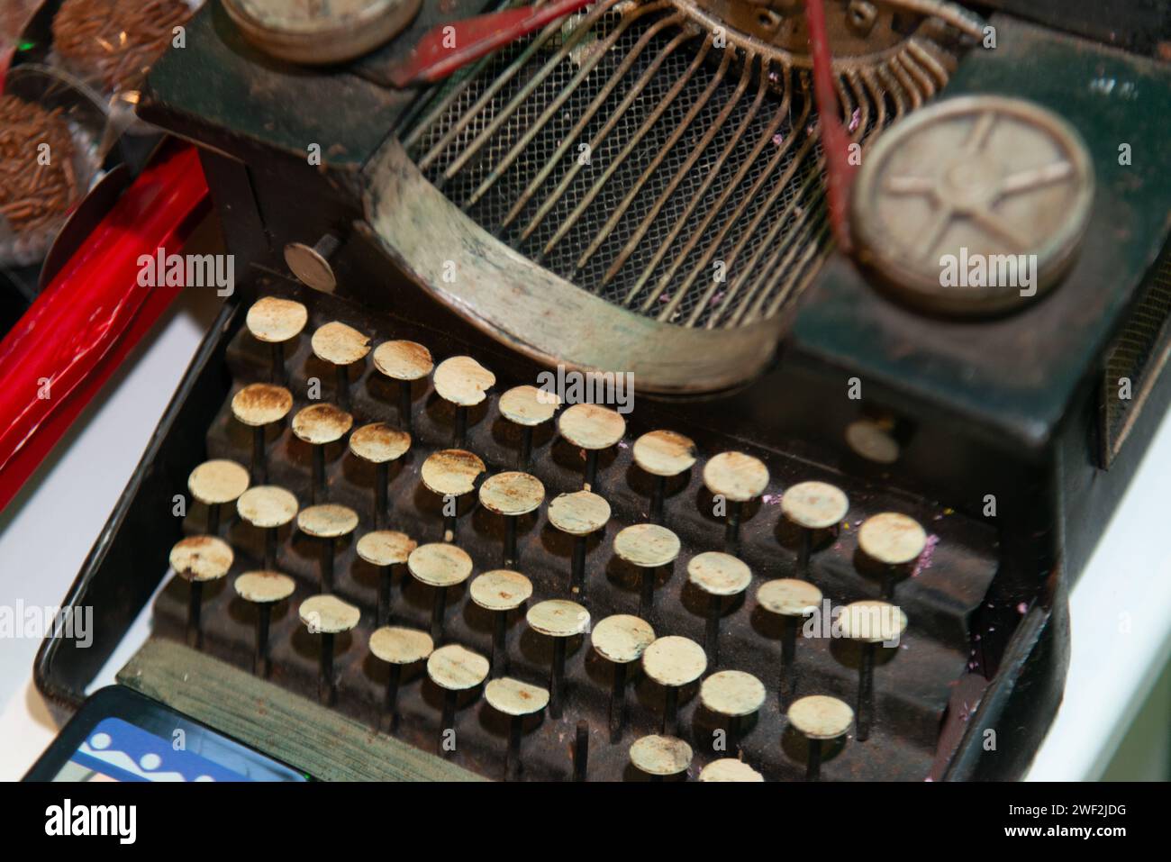 Vintage-Schreibmaschine im Vordergrund eingeschaltet Stockfoto