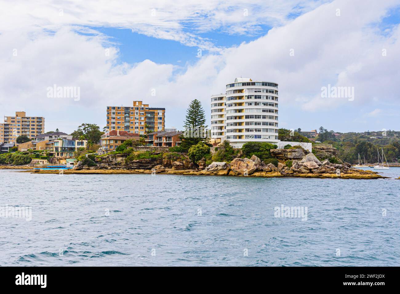 Häuser und Wohnungen entlang der Küste in Smedley's Point, Manly, Sydney, Australien Stockfoto
