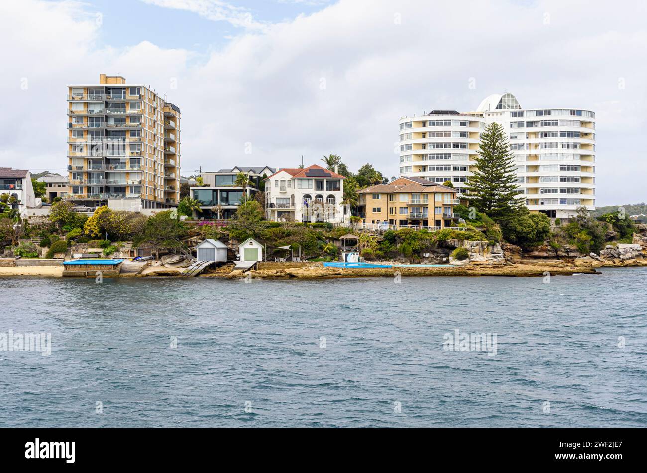 Boatsheds, Häuser und Wohnungen entlang der Küste in Smedley's Point, Manly, Sydney, Australien Stockfoto