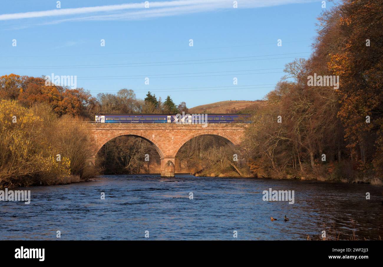 ScotRail-Zug der Baureihe 158 158702 überquert das Redbridge-Viaduct, Tweedbank (Fluss Tweed) an der Grenzbahn, Schottland, Vereinigtes Königreich Stockfoto