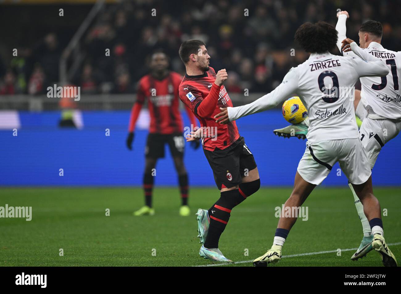 Mailand, Italien. Januar 2024. Luka Jovic (Mailand)Joshua Zirkzee (Bologna)Sam Beukema (Bologna) während des italienischen Spiels der Serie A zwischen Mailand 2-2 Bologna im Giuseppe Meazza Stadium am 27. Januar 2024 in Mailand. Quelle: Maurizio Borsari/AFLO/Alamy Live News Stockfoto
