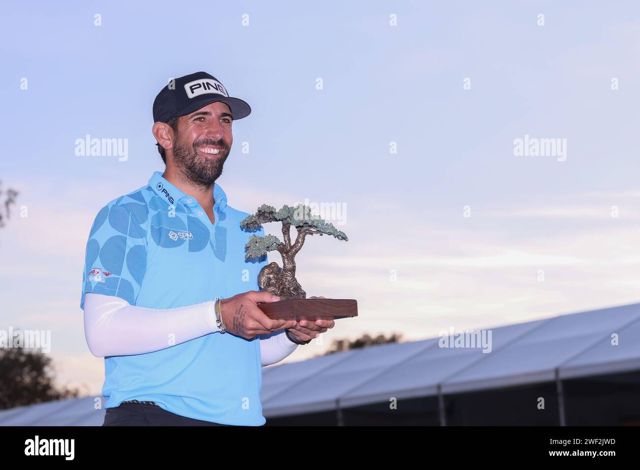 San Diego, Kalifornien, USA. Januar 2024. MATTHIEU PAVON posiert mit der Turniertrophäe nach der Finalrunde der Farmers Insurance Open auf dem Torrey Pines South Course in San Diego, Kalifornien. (Kreditbild: © Brenton TSE/ZUMA Press Wire) NUR REDAKTIONELLE VERWENDUNG! Nicht für kommerzielle ZWECKE! Quelle: ZUMA Press, Inc./Alamy Live News Stockfoto