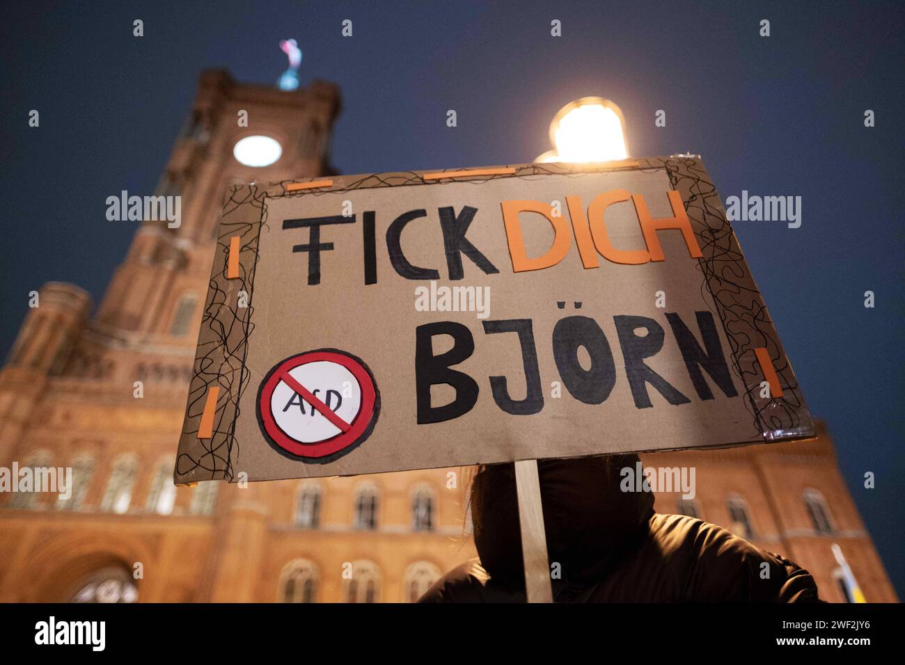 Etwa 3500 Menschen protestieren unter dem Motto Runder Tishc Antifaschismus vor dem Roten Rathaus in Berlin für die Prüfung eines Verbots der in Teilen rechtsextremen Partei Alternative für Deutschland AfD, nachdem ein Geheimtreffen bekannt war, bei dem Rechtsextreme und AfD-Politiker Pläne zur Remigration von Ausländern und migrantischen deutschen Bürgern erarbeiteten. / Rund 3.500 Menschen protestieren unter dem Motto Runder Tishc Antifaschismus vor dem Roten Rathaus in Berlin für die Prüfung eines Verbots der rechtsextremen AfD-Partei nach einem geheimen Treffen Stockfoto