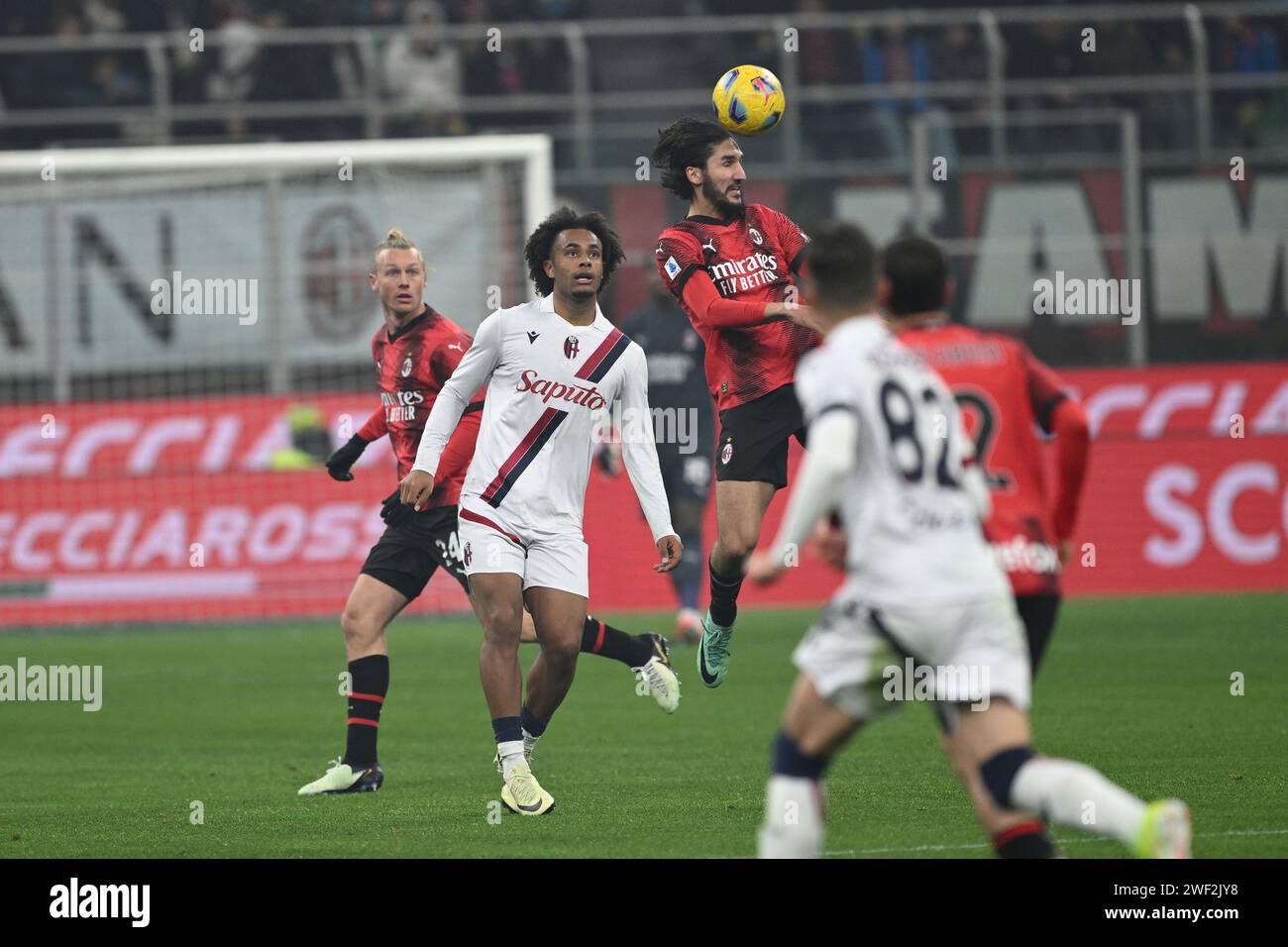 Mailand, Italien. Januar 2024. Yacine Adli (Mailand)Joshua Zirkzee (Bologna) während des italienischen Spiels der Serie A zwischen Mailand 2-2 Bologna im Giuseppe Meazza Stadium am 27. Januar 2024 in Mailand. Quelle: Maurizio Borsari/AFLO/Alamy Live News Stockfoto