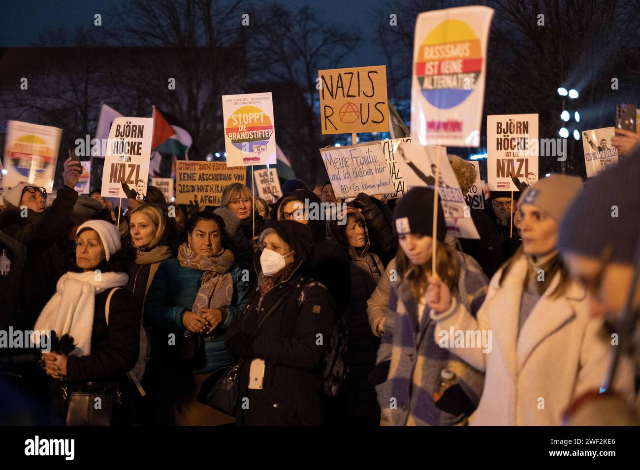 Etwa 3500 Menschen protestieren unter dem Motto Runder Tishc Antifaschismus vor dem Roten Rathaus in Berlin für die Prüfung eines Verbots der in Teilen rechtsextremen Partei Alternative für Deutschland AfD, nachdem ein Geheimtreffen bekannt war, bei dem Rechtsextreme und AfD-Politiker Pläne zur Remigration von Ausländern und migrantischen deutschen Bürgern erarbeiteten. / Rund 3.500 Menschen protestieren unter dem Motto Runder Tishc Antifaschismus vor dem Roten Rathaus in Berlin für die Prüfung eines Verbots der rechtsextremen AfD-Partei nach einem geheimen Treffen Stockfoto