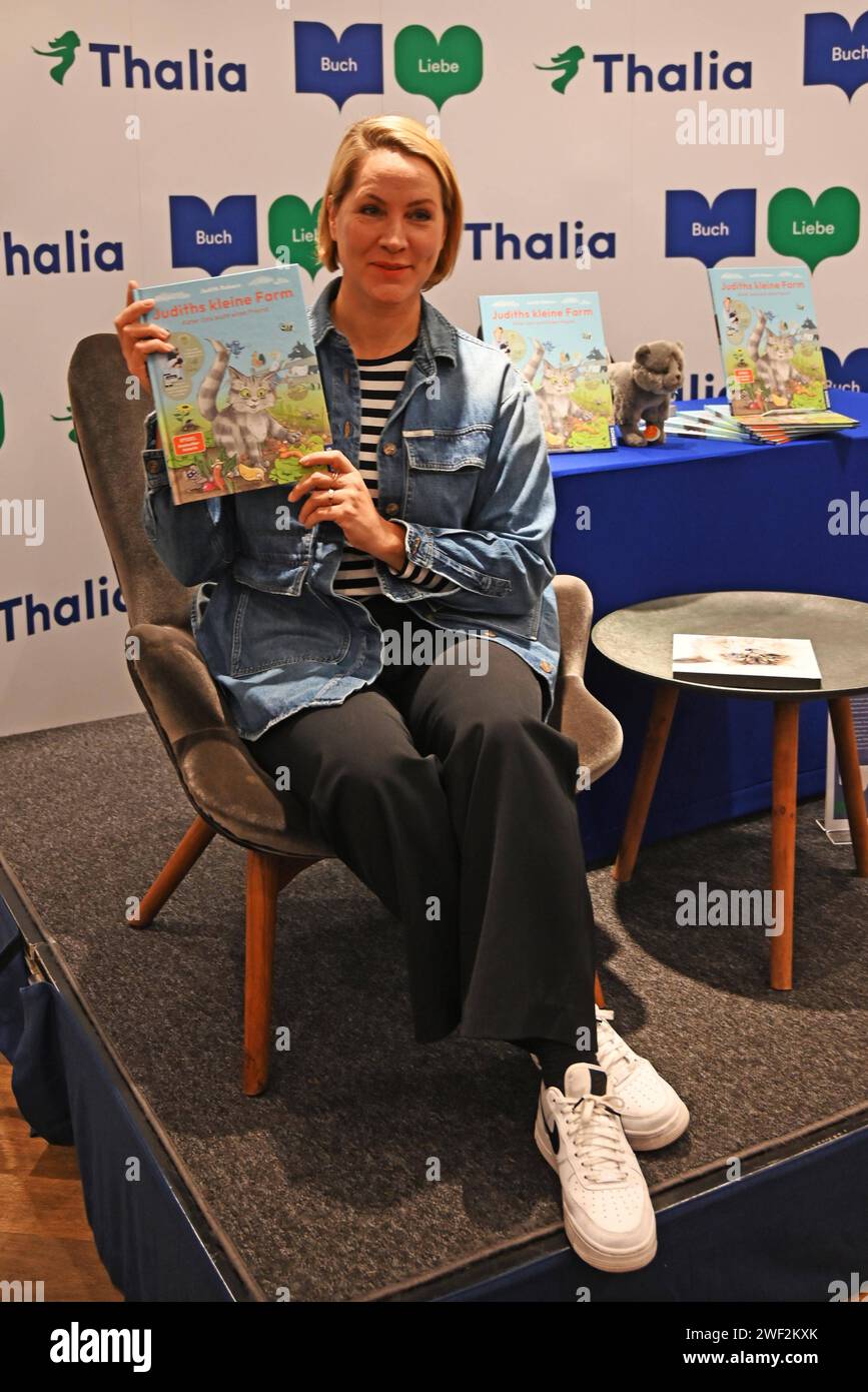 Judith Rakers stellt ihr erstes Kinderbuch Judiths kleine Farm - Kater Jack sucht einen Freund erstmals in der Thalia Buchhandlung in der Spitalerstraße vor. Ich hatte selbst bisher nur die Druckfahnen des Verlages in der Hand. Jetzt freue ich mich erstmals das fertige Buch in den Händen zu halten , so die ehemalige Tagesschausprecherin. Rund 200 Zuhörer, darunter viele Kinder waren gekommen um das Homefarmingbuch für Kinder in Auszügen vorgelesen zu bekommen. Ich habe schon bei der Entstehung des Buches darauf achten, das der Verlag dieses Buch als Vorlesebuch über eine App zur Verfügung st Stockfoto