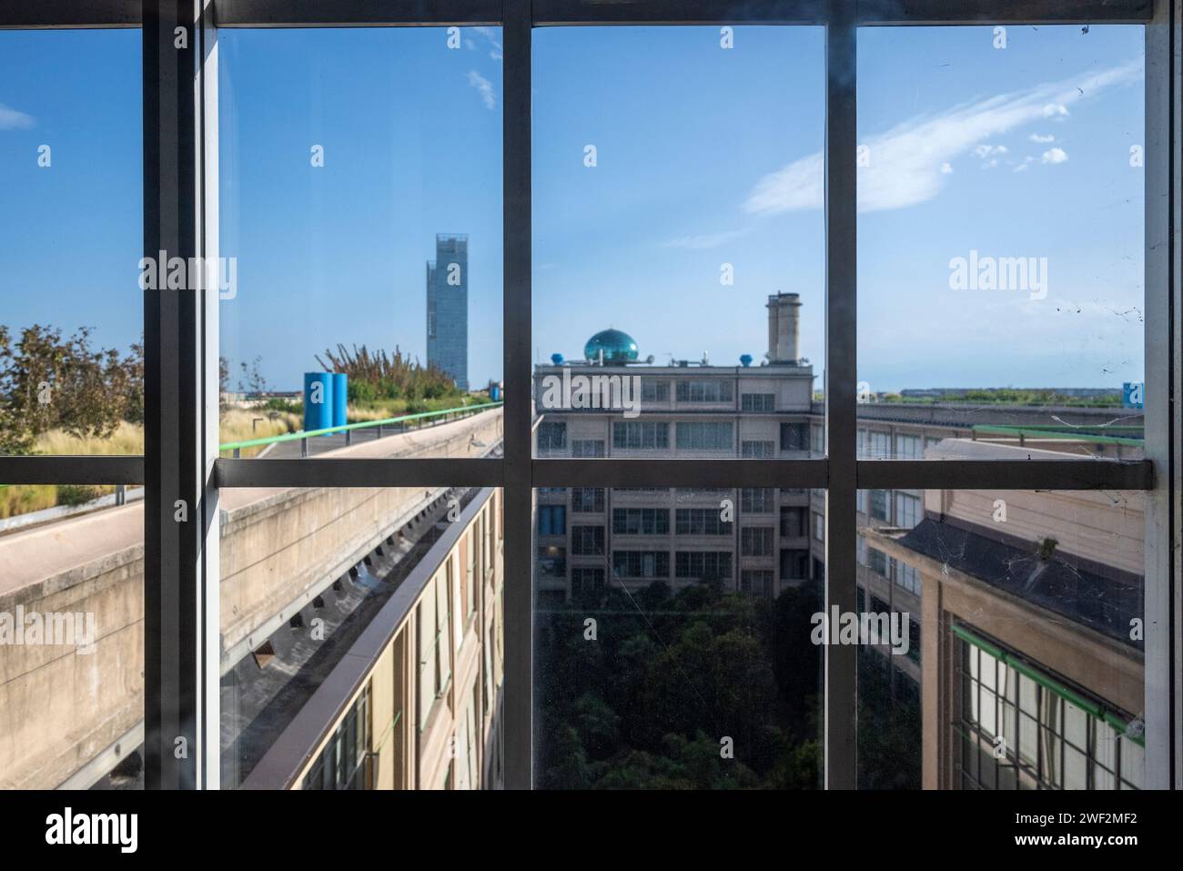 Lingotto, Turin, Italien, - 10. August 2023. FIAT-Teststrecke. Draußen mit Himmel und Wolken. Wolkenkratzer im Piemont im Hintergrund. Stockfoto