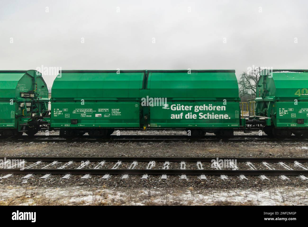 Güterwagen mit der Aufschrift: Güter gehören auf die Schienen, Bahnhof Mengen, Baden-Württemberg, Deutschland Stockfoto