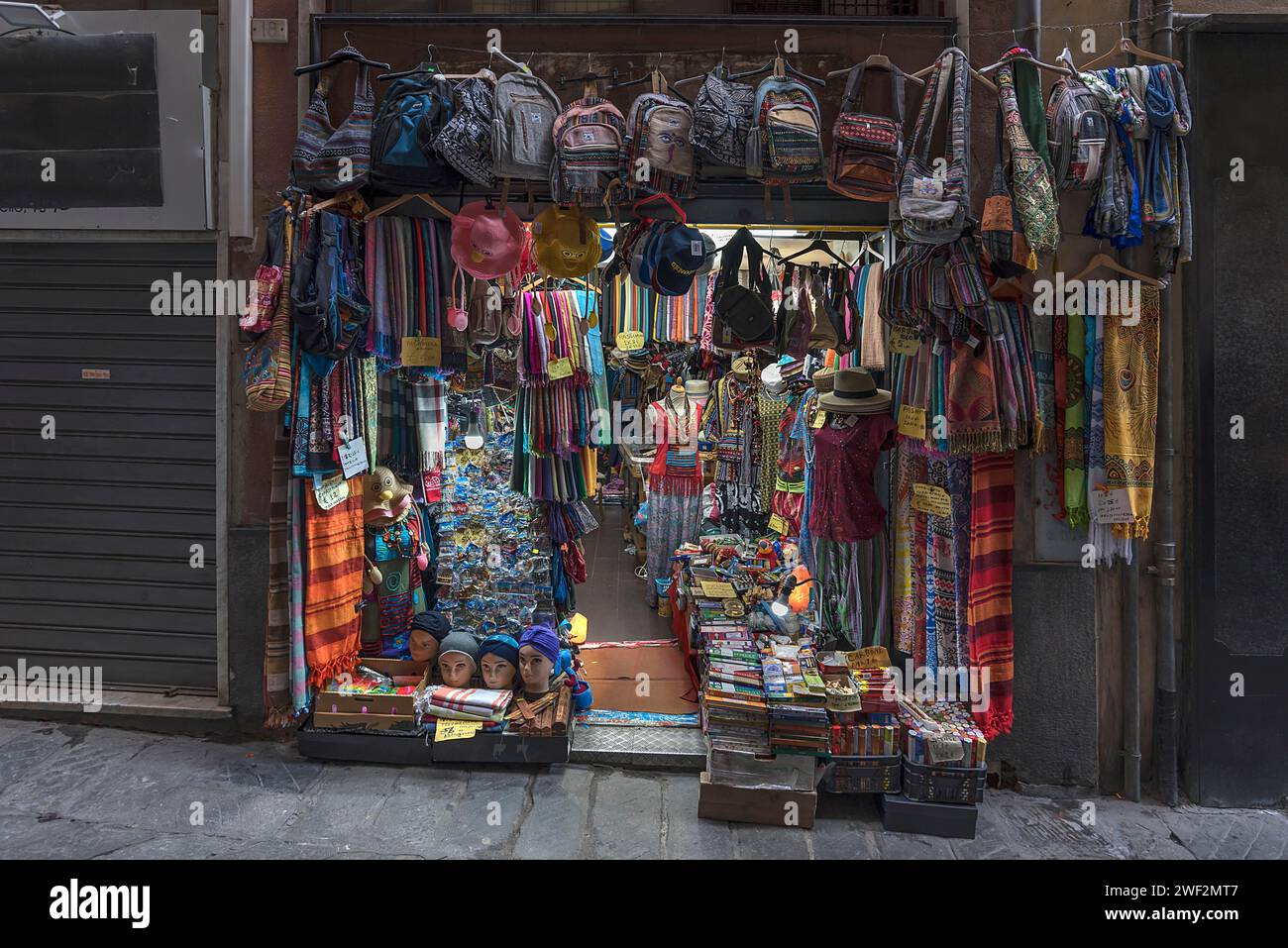 Kleines Geschäft mit Textilien und Souvenirs im historischen Zentrum von Genua, Italien Stockfoto