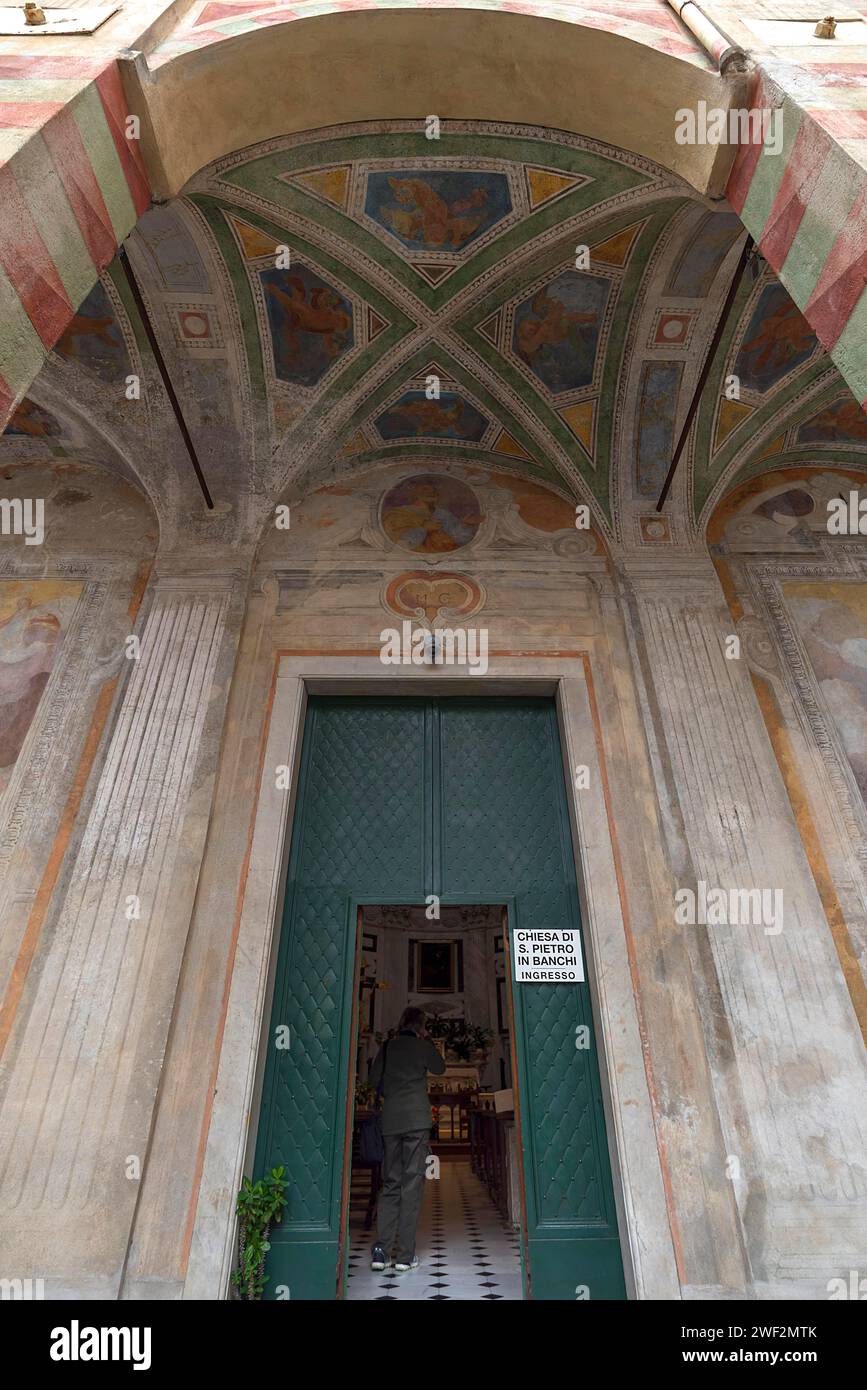 Eingangsportal der Kirche San Pietro Ion Banchi, 1585 geweiht, Piazza Banchi Genua, Italien Stockfoto