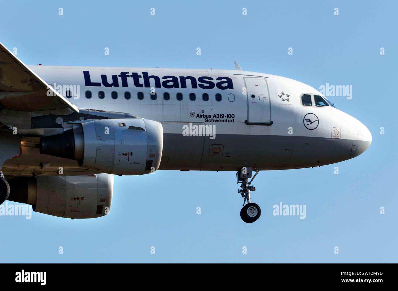 A Lufthansa Airbus A319-100 bei Landeanflug, Schönefeld, 28/03/2022 Stockfoto