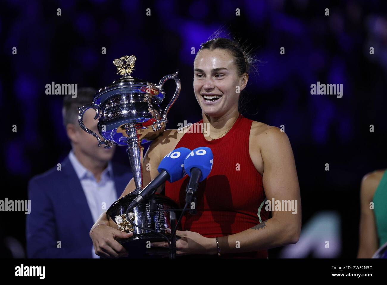 Melbourne, Australien. Januar 2024. Aryna Sabalenka hebt die Trophäe ab, nachdem sie am 14. Tag der Australian Open 2024 am Melbourne Park am 27. Januar 2024 in Melbourne, Australien das Finale gegen Qinwen Zheng (CHN) gewonnen hatte. Während der Australian Open, des internationalen Tennisspiels in Melbourne, Australien, 28. Januar 2024 Credit: Independent Photo Agency/Alamy Live News Stockfoto