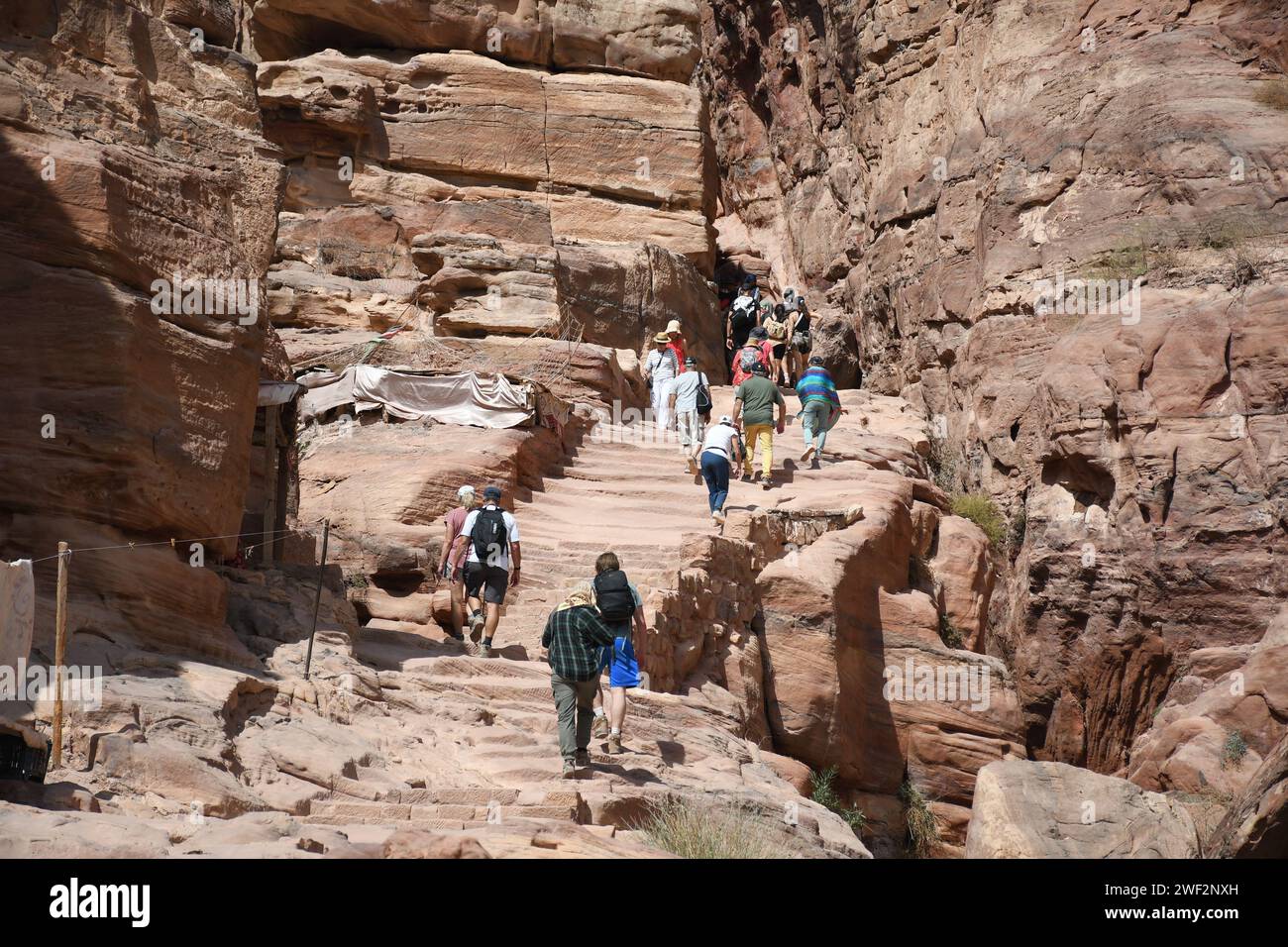 Viele Menschen klettern die Treppe in einem der neuen sieben Weltwunder: Petra, Jordanien Stockfoto