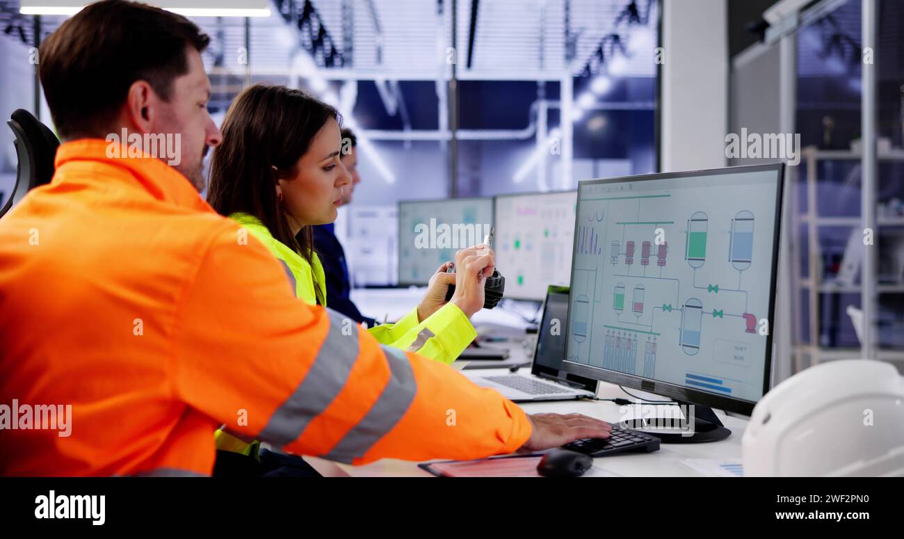 Industrielles Datenautomatisierungssystem Auf Dem Computer. Techniker Stockfoto