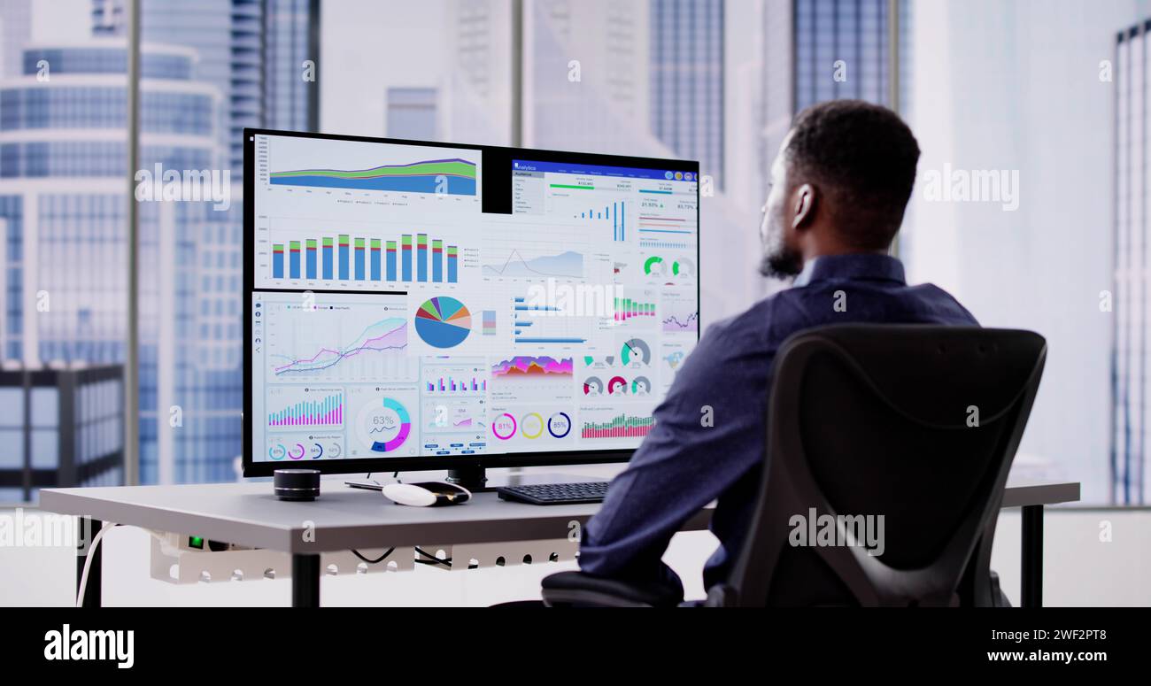 African American Data Analyst mit Data Analytics KPI Dashboard Stockfoto