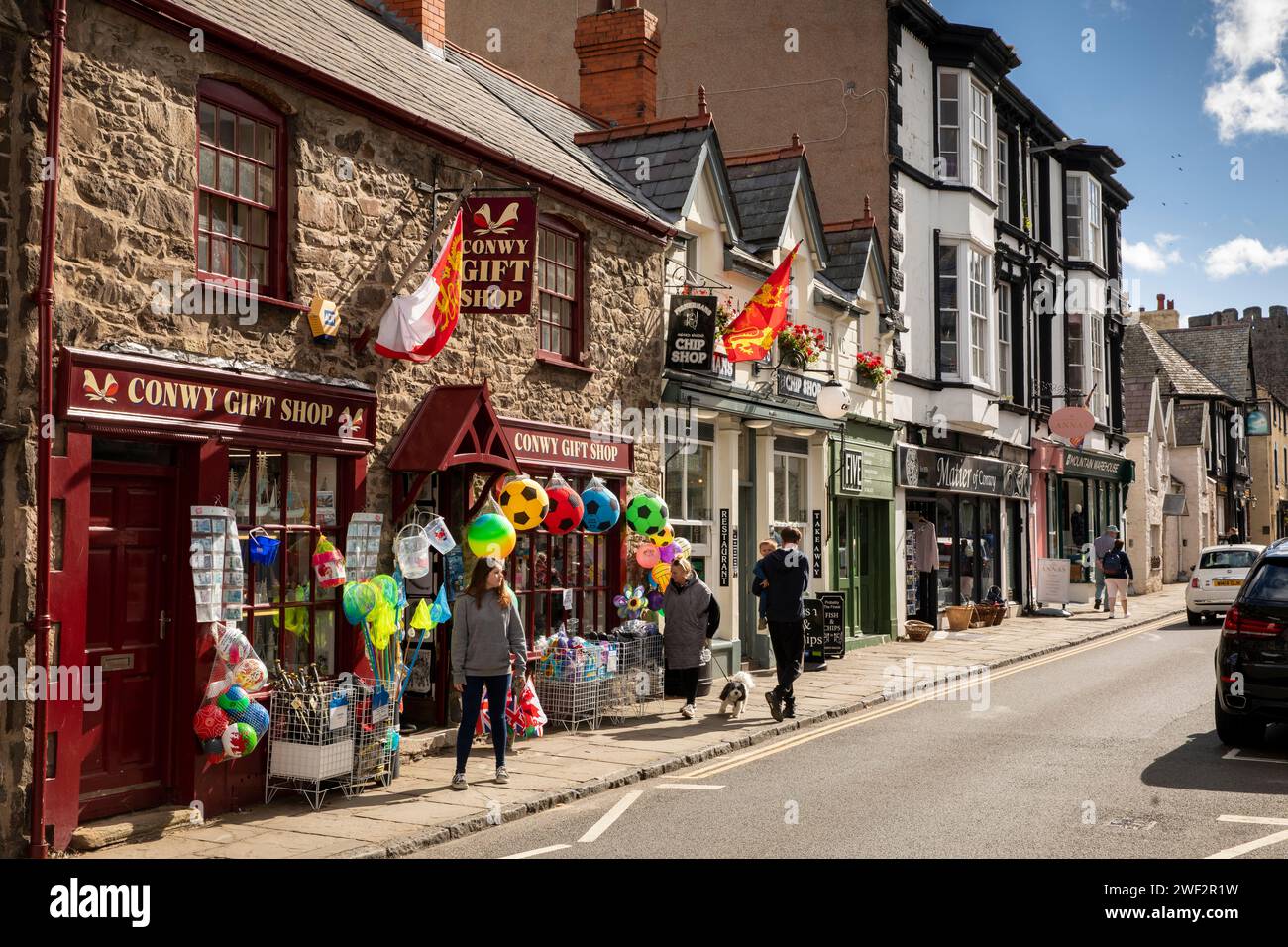 Vereinigtes Königreich, Wales, Gwynedd, Conwy (Conway), Stadtzentrum, Castle Street Shops Stockfoto