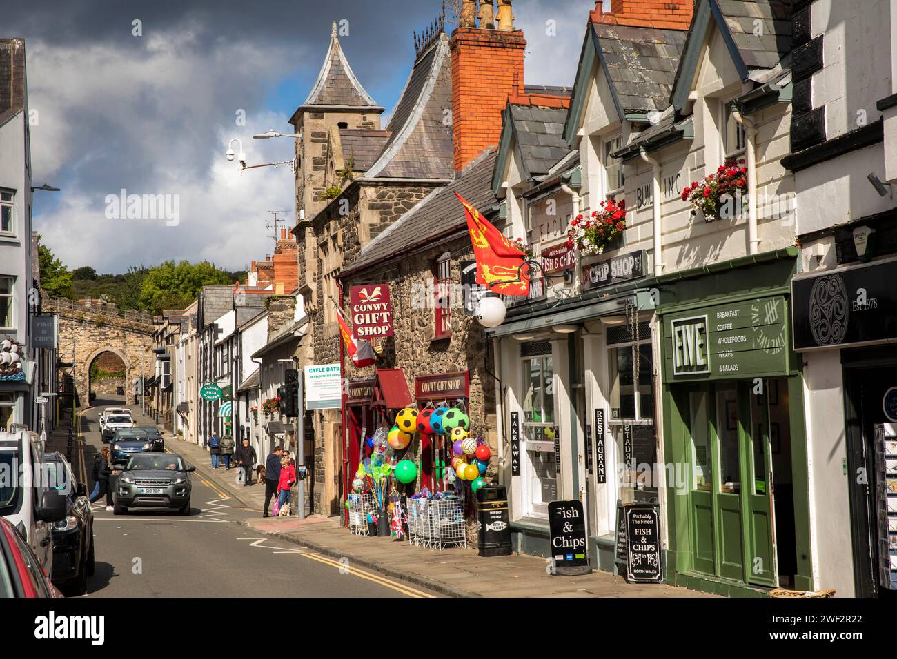 Vereinigtes Königreich, Wales, Gwynedd, Conwy (Conway), Stadtzentrum, Castle Street Shops Stockfoto