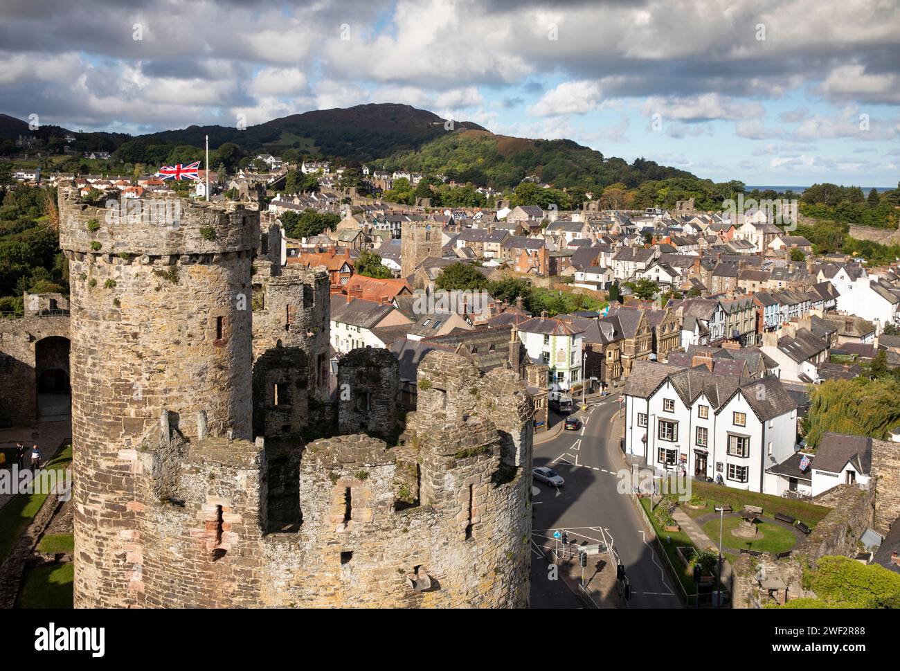 Großbritannien, Wales, Gwynedd, Conwy (Conway), erhöhter Blick auf das Stadtzentrum von der Burgmauer Stockfoto