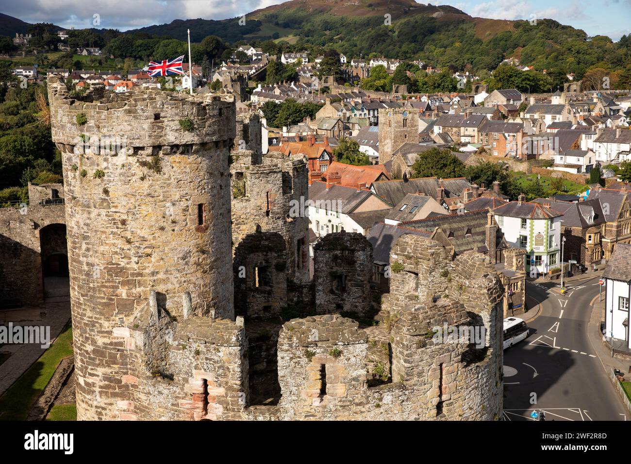 Großbritannien, Wales, Gwynedd, Conwy (Conway), erhöhter Blick auf das Stadtzentrum von der Burgmauer Stockfoto