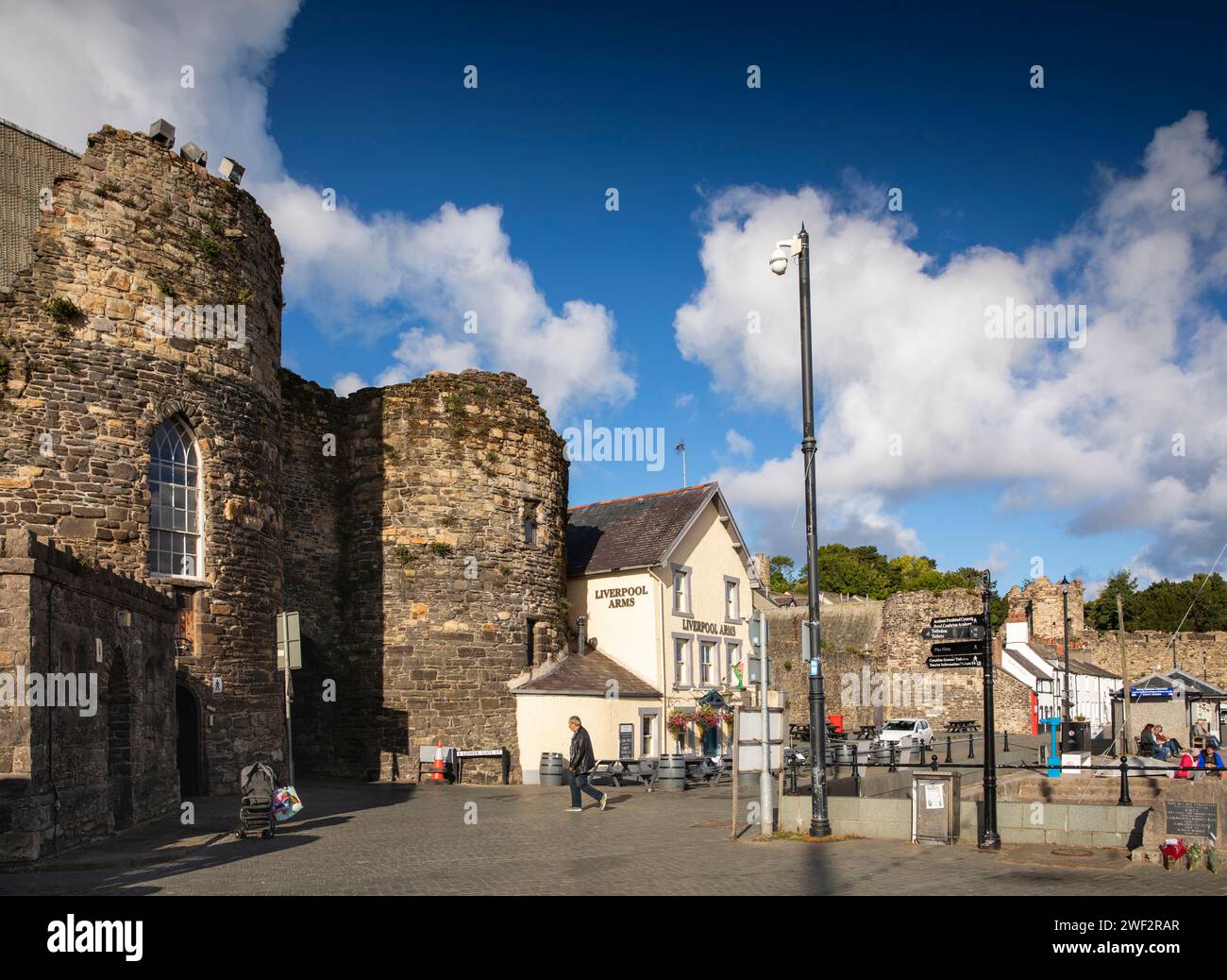 Großbritannien, Wales, Gwynedd, Conwy (Conway), Lower Gate Street, Stadtmauern Turm und Gebäude am Kai Stockfoto