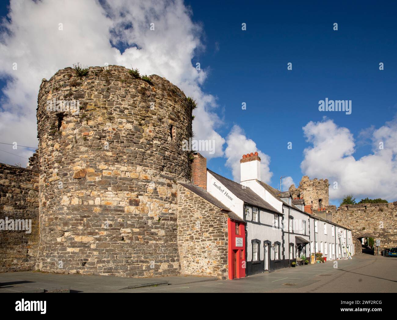 Großbritannien, Wales, Gwynedd, Conwy (Conway), Lower Gate Street, Torturm und kleinstes Haus Stockfoto