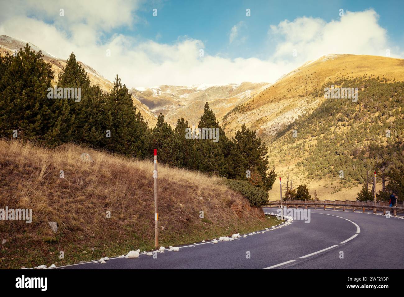 Scharfe Kurve. Fahren Sie auf einer gewundenen Bergstraße in den Pyrenäen, Andorra, Europa. Stockfoto
