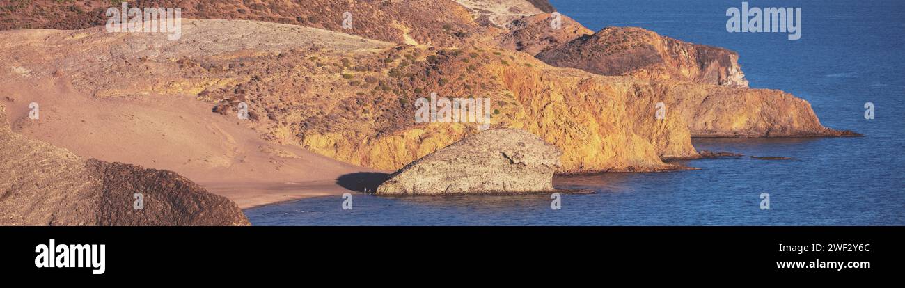 Felsige Küste bei Sonnenuntergang. Am Abend herrliche Meereslandschaft. Naturschutzgebiet Cabo de Gata Nijar. Almeria, Andalusien, Spanien. Horizontales Banner Stockfoto