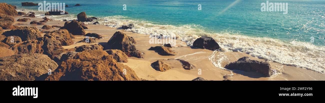 Felsige Meereslandschaft an einem sonnigen Tag, Blick auf die sonnige Bucht in Setubal, Portugal horizontales Banner Stockfoto