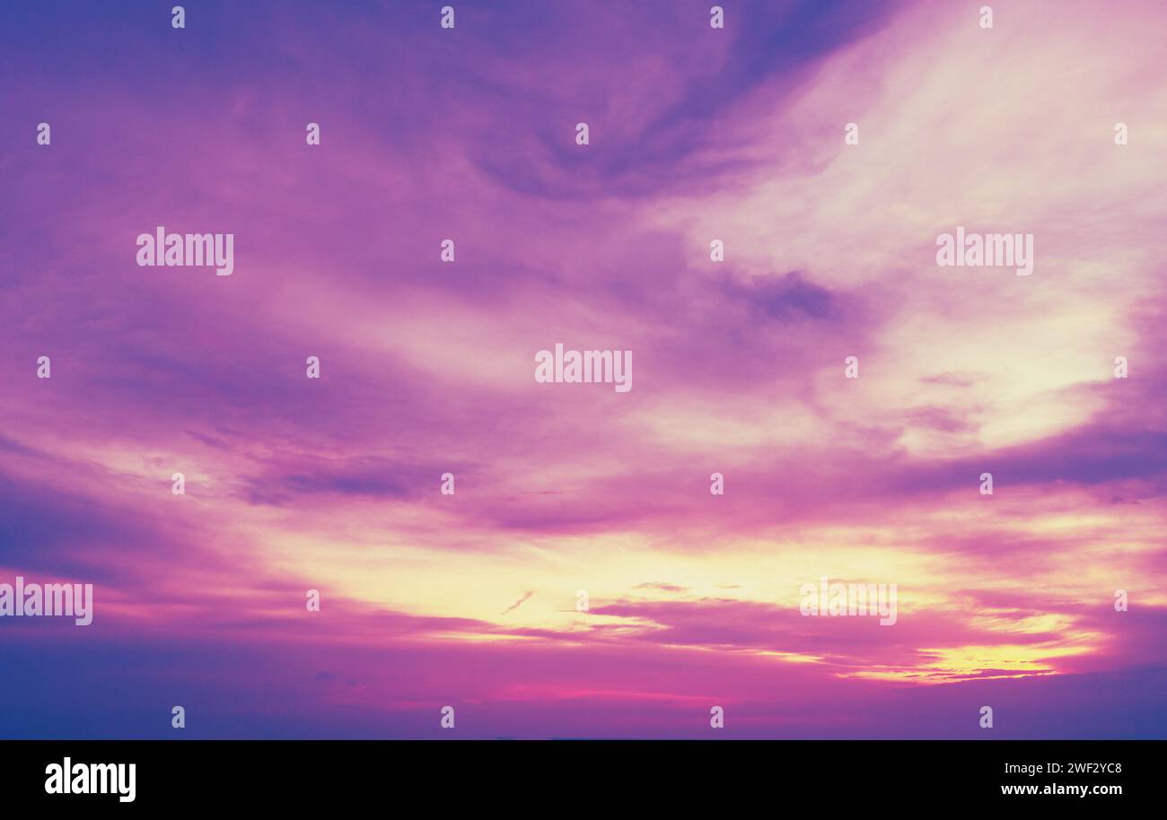 Bunte bewölkter Himmel bei Sonnenuntergang. Gradient Farbe. Sky-Textur. Abstrakte Natur Hintergrund Stockfoto