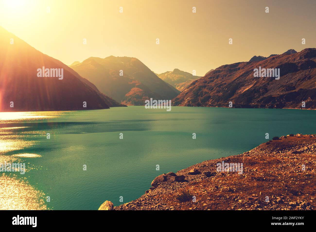 Blick auf einen Bergsee im Herbst bei Sonnenuntergang. Kölnbreinspeicher Kolnbrein, Österreich, Europa Stockfoto