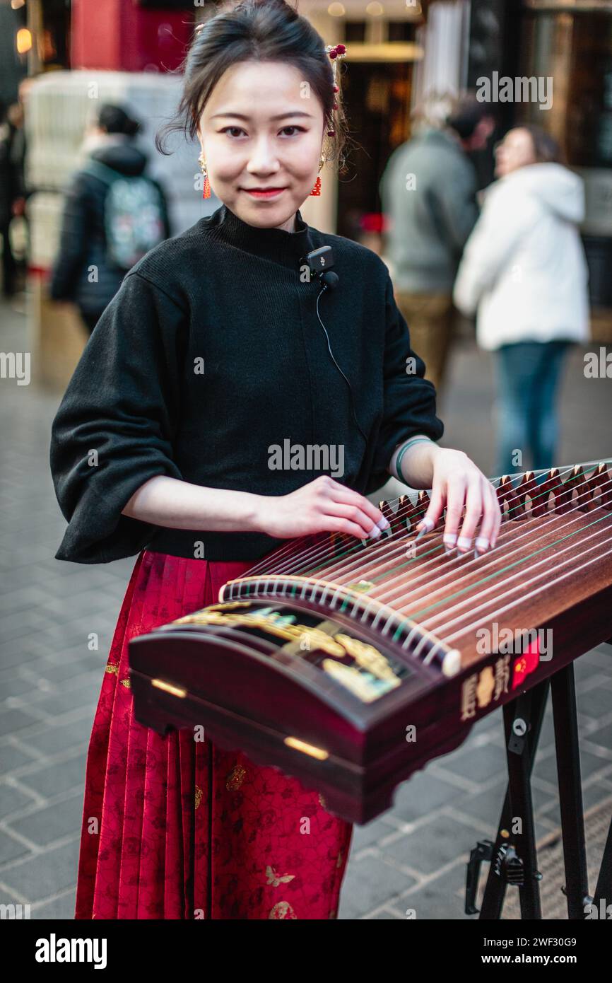 Porträt eines chinesischen Zither Musical Performer in Londons Chinatown. Stockfoto