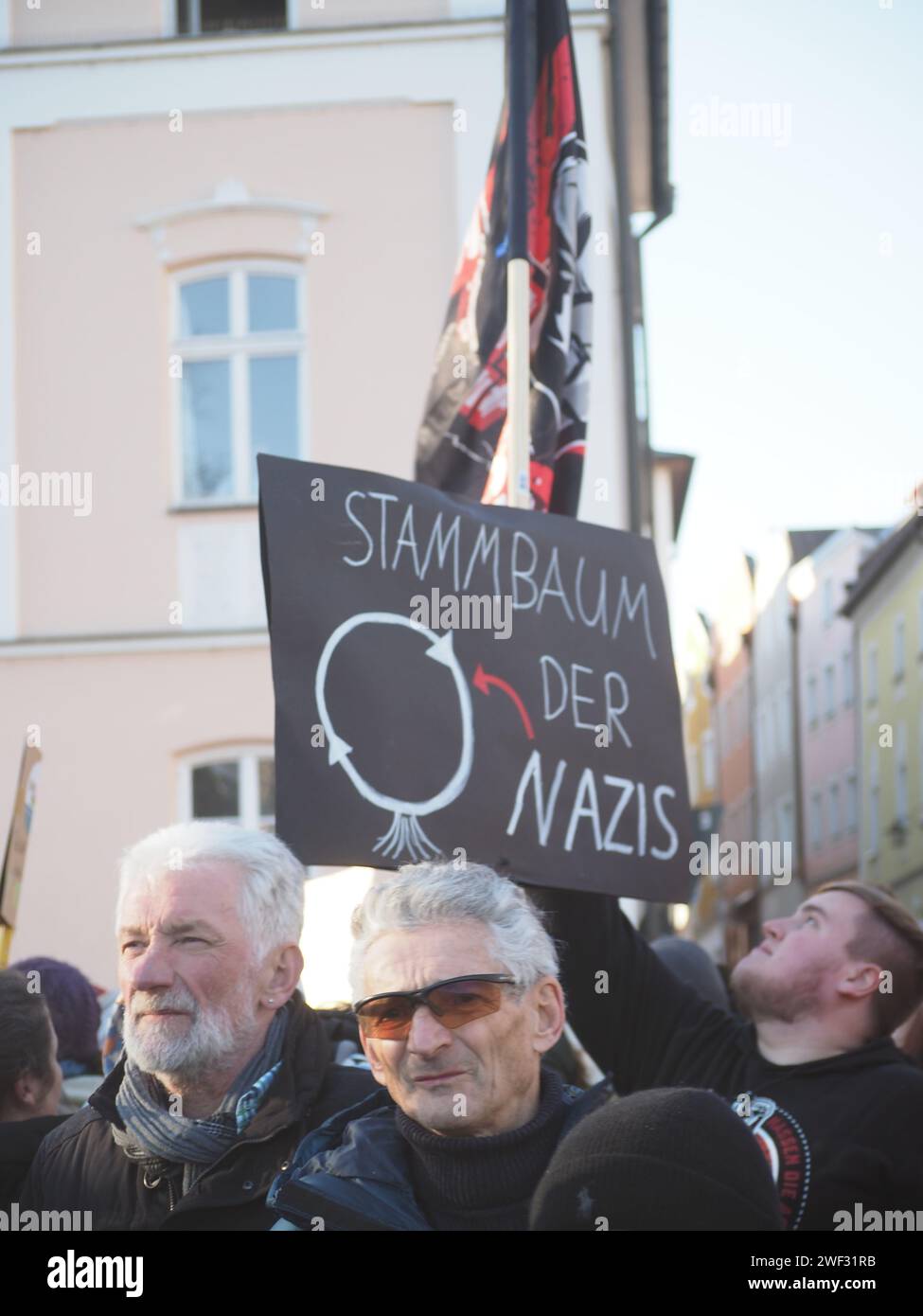 Passau, Deutschland. Januar 2024. Ein Demonstrant hält während der Demonstration ein Plakat. Jeden Tag gehen politisch aktive Bewohner des Landes gegen die Alternative für Deutschland und Rechtsextremismus auf die Straße. Zu ihnen gesellten sich tausende Einwohner von Passau, einer niederbayerischen Stadt. (Foto: Igor Golovniov/SOPA Images/SIPA USA) Credit: SIPA USA/Alamy Live News Stockfoto