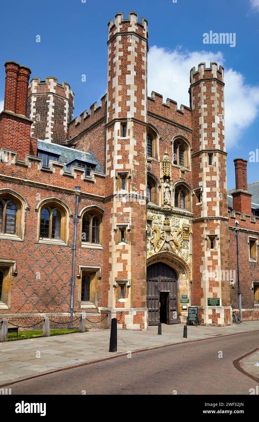 Das mit Zinnen versehene Great Gate des St John's College gegenüber der St John's Street. Cambridge. Cambridgeshire. Vereinigtes Königreich Stockfoto