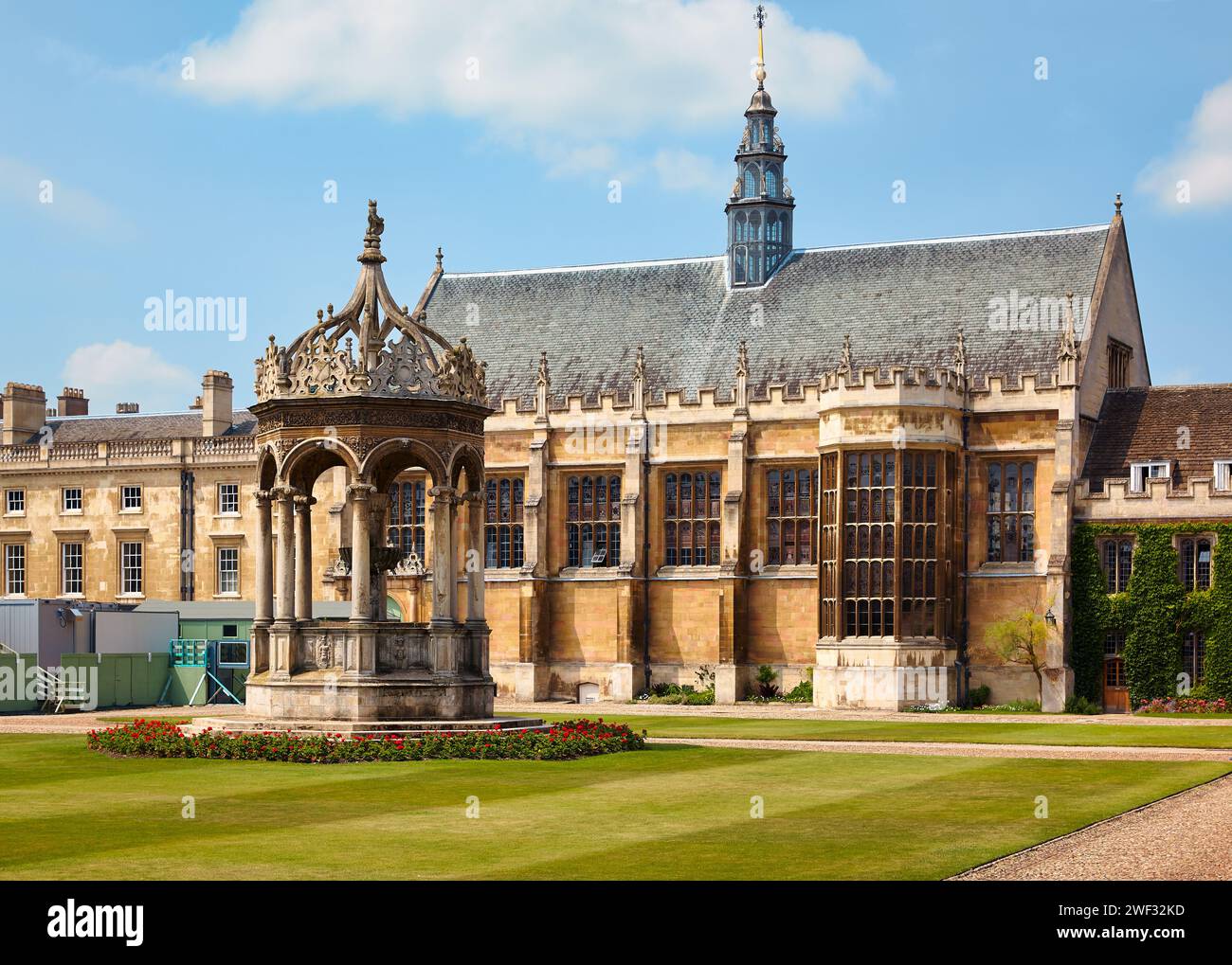 Der Blick auf den Brunnen im Zentrum des Trinity College Great Court mit dem Speisesaal im Hintergrund. Cambridge. Vereinigtes Königreich Stockfoto