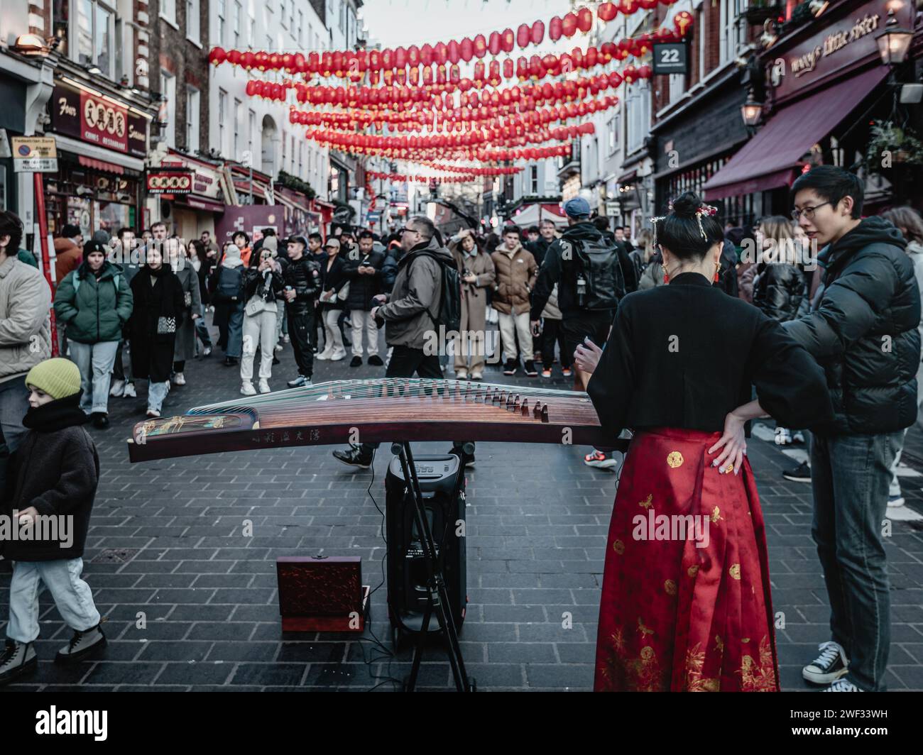 Chinesische Zither Musical Performance in Londons Chinatown vor dem Mondneujahr. Stockfoto