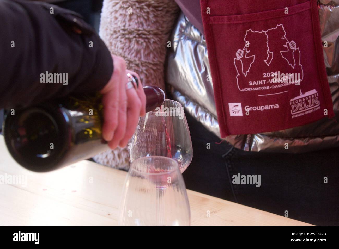 Morey Saint Denis, Frankreich. Januar 2024. © TARDIVON JC/MAXPPP - Morey-Saint-Denis 27/01/2024 Degustations de vins de Bourgogne Morey-Saint-Denis 27/2024 Saint Vincent Rotation in Burgund 2024. Unter den Traditionen, Induktionen in die Bruderschaft der Ritter von Tastevin, Messe und Prozession in den Weinbergen. Quelle: MAXPPP/Alamy Live News Stockfoto