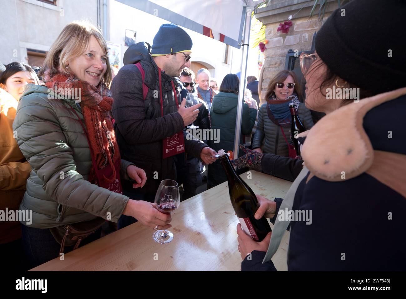 Morey Saint Denis, Frankreich. Januar 2024. © JC Tardivon/MAXPPP - Morey-Saint-Denis 27/01/2024 Degustations de vins de Bourgogne Morey-Saint-Denis 27/2024 Saint Vincent Rotation in Burgund 2024. Unter den Traditionen, Induktionen in die Bruderschaft der Ritter von Tastevin, Messe und Prozession in den Weinbergen. Quelle: MAXPPP/Alamy Live News Stockfoto
